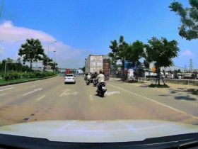 Clip: Luồn lách trên đường, xe máy bất ngờ lao thẳng vào đuôi container