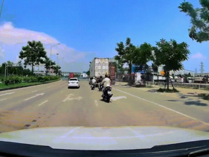 Giao thông - Clip: Luồn lách trên đường, xe máy bất ngờ lao thẳng vào đuôi container