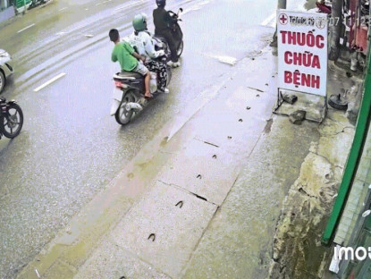 Giao thông - Clip: "Khối nghỉ hè" bám baga xe máy đang dừng, hai em nhỏ ngã nhào giữa đường