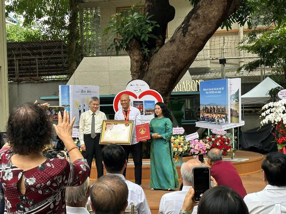 Triển lãm và ra mắt sách ảnh của NSNA Nguyễn Á - 2