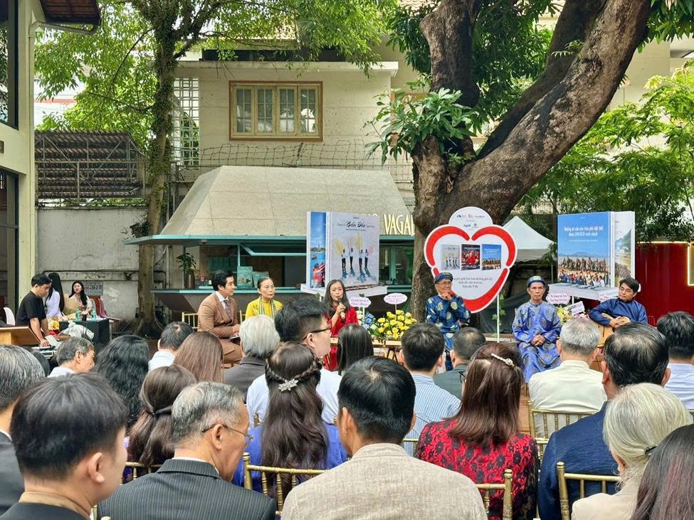 Triển lãm và ra mắt sách ảnh của NSNA Nguyễn Á - 6
