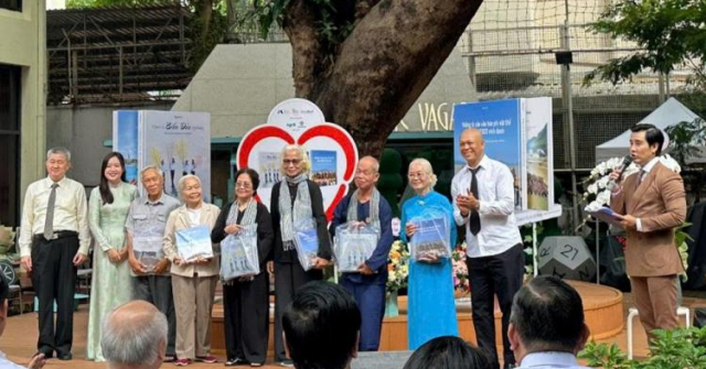 Triển lãm và ra mắt sách ảnh của NSNA Nguyễn Á