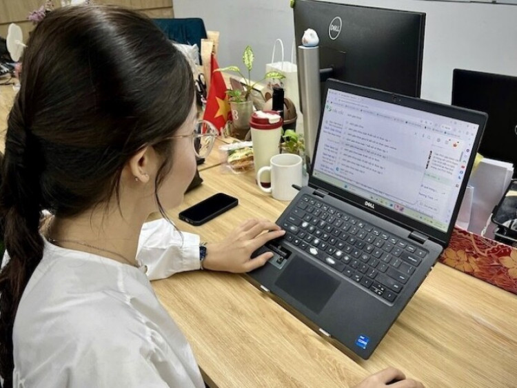 Người dùng Internet đổ xô tìm sách giáo khoa, laptop sinh viên giá rẻ,...