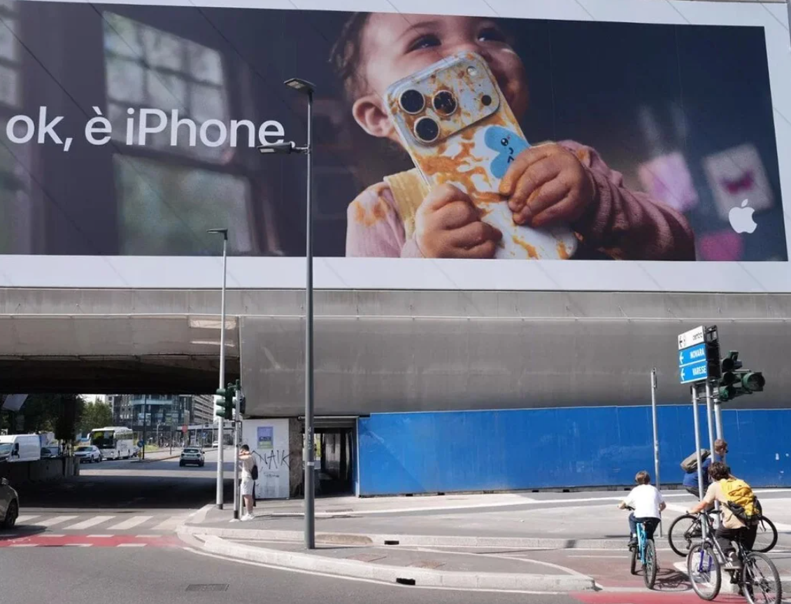 Apple phải gỡ gấp bảng quảng cáo iPhone vì liên quan tới trẻ em - 1