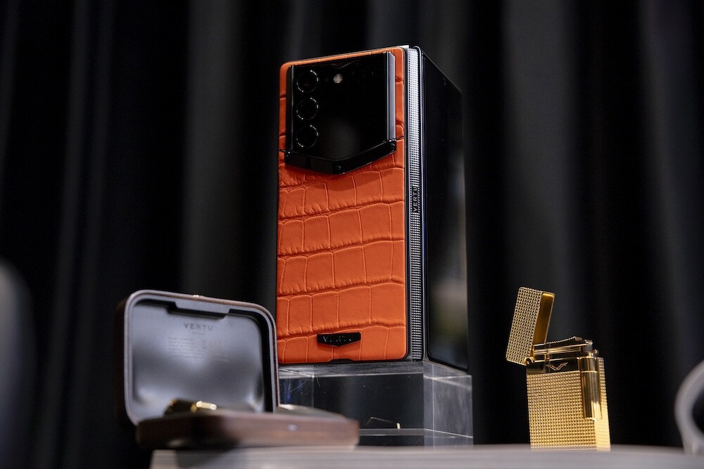 Vertu gây "choáng" với smartphone màn hình gập Alphafold giá hơn 2,6 tỷ đồng - 1