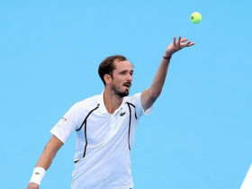 Nóng rực tennis Cincinnati Open: Medvedev cán mốc 100, Tsitsipas gục ngã