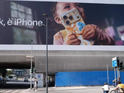 Công nghệ - Apple phải gỡ gấp bảng quảng cáo iPhone vì liên quan tới trẻ em