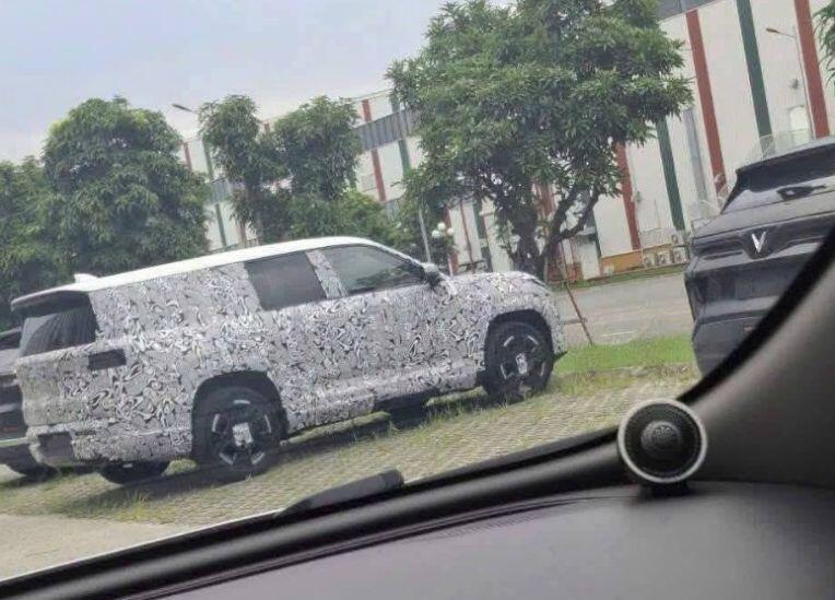 Xe SUV cỡ lớn mới ngụy trang xuất hiện tại nhà máy VinFast - 1