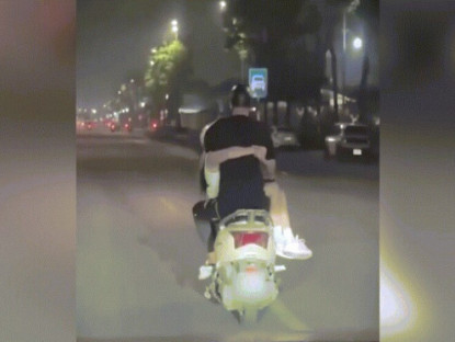 Giao thông - Clip: Cặp đôi thể hiện tình cảm có 1-0-2 trên xe máy khiến người đi đường ngỡ ngàng