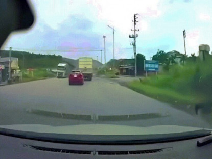 Giao thông - Clip: Tài xế ô tô con bẻ lái cực nhanh, thoát cú đè trí mạng trong gang tấc