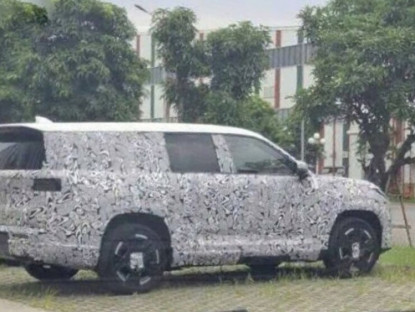 Giao thông - Xe SUV cỡ lớn mới ngụy trang xuất hiện tại nhà máy VinFast