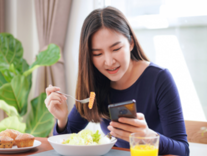 Thông tin doanh nghiệp - Vừa ăn vừa xem điện thoại: Kẻ thù âm thầm hủy hoại dạ dày