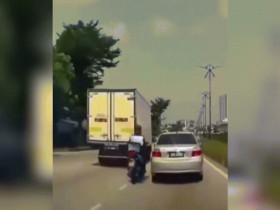 Clip: Cố luồn qua khe hẹp giữa hai ô tô, người đàn ông thoát chết trong gang tấc
