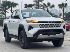 Toyota Hilux bất ngờ giảm giá mạnh, bản Pro rẻ hơn Ford Ranger