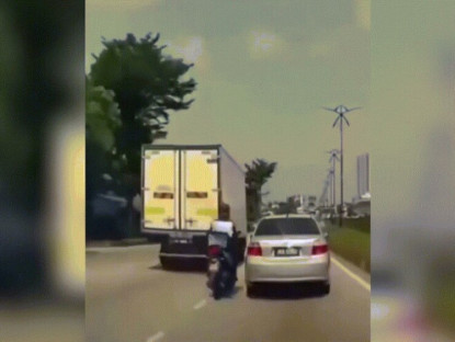 Giao thông - Clip: Cố luồn qua khe hẹp giữa hai ô tô, người đàn ông thoát chết trong gang tấc