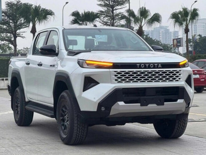Giao thông - Toyota Hilux bất ngờ giảm giá mạnh, bản Pro rẻ hơn Ford Ranger