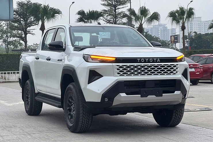 Toyota Hilux bất ngờ giảm giá mạnh, bản Pro rẻ hơn Ford Ranger - 1