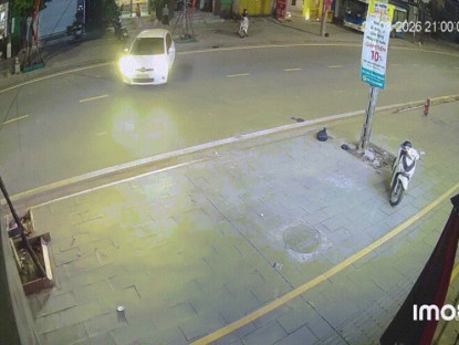 Giao thông - Clip: Xe điện lao như tên bắn, thiếu niên lao thẳng vào gầm ô tô cực mạnh