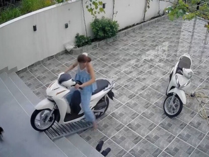 Giao thông - Clip: Người phụ nữ ngã sõng soài khi "cưỡi xe máy" lùi từ trong nhà ra sân