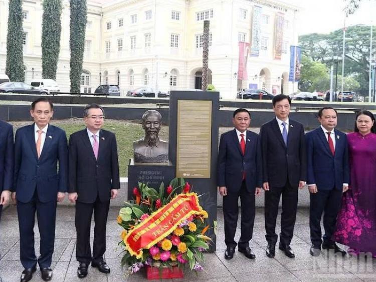 Thường trực Ban Bí thư Trần Cẩm Tú dâng hoa tưởng niệm Chủ tịch Hồ Chí Minh tại Singapore