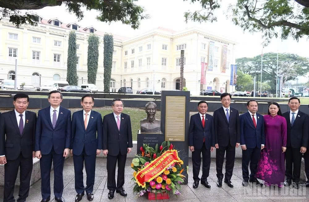 Thường trực Ban Bí thư Trần Cẩm Tú dâng hoa tưởng niệm Chủ tịch Hồ Chí Minh tại Singapore - 1