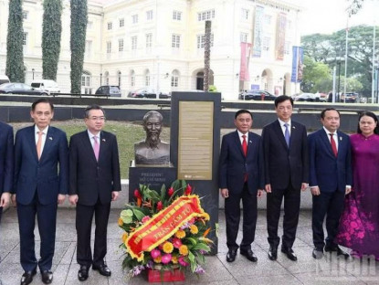 Tin Tức - Thường trực Ban Bí thư Trần Cẩm Tú dâng hoa tưởng niệm Chủ tịch Hồ Chí Minh tại Singapore