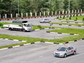 Từ 3/2027, thi bằng lái ô tô có thêm bài vượt xe, chuyển làn và trả làn
