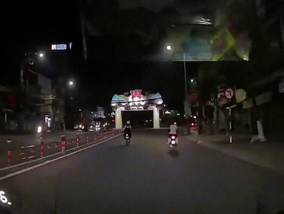 Giao thông - Clip: Tưởng cổng chào đi xuyên được, hai thanh niên phóng xe vào và cái kết