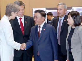 Lễ đón Thường trực Ban Bí thư Trần Cẩm Tú thăm chính thức Singapore