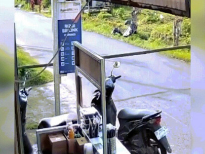 Giao thông - Clip: Cây tre biến thành barie giữa đường, người đi xe máy không kịp trở tay
