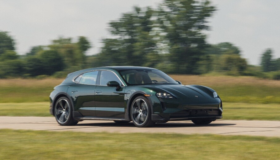 Porsche nói không với việc 'khai tử' dòng xe Taycan - 1