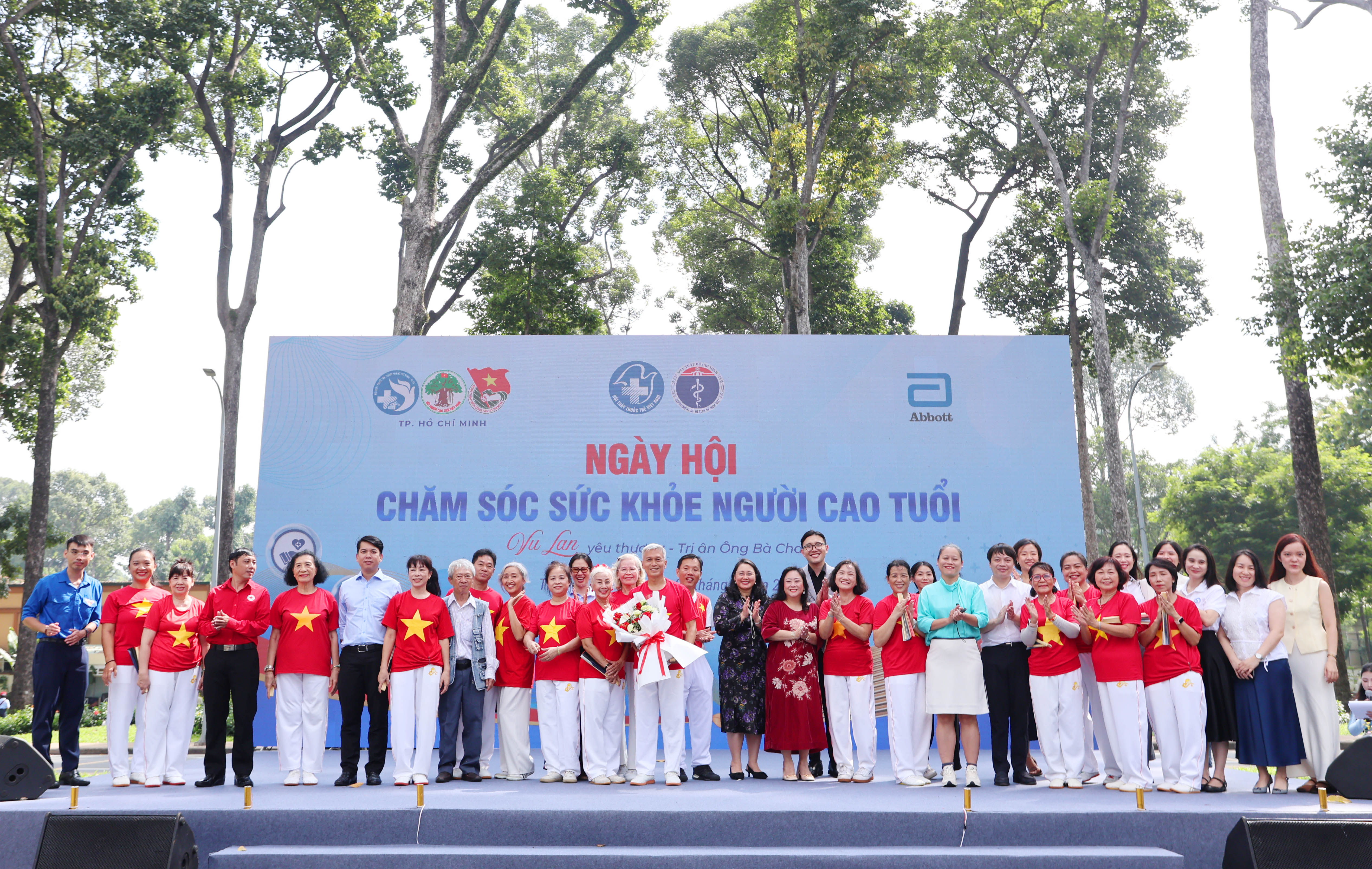 Thúc đẩy lão hóa khỏe mạnh: Hơn 1.000 người cao tuổi được tư vấn sức khỏe và dinh dưỡng tại TP.HCM - 1