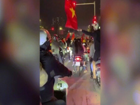 Clip: Đang vẫy cờ ăn mừng, thanh niên ngã 