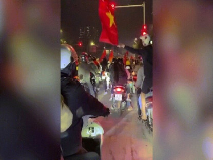 Giao thông - Clip: Đang vẫy cờ ăn mừng, thanh niên ngã "chổng vó lên trời" vì bạn bất ngờ vít ga