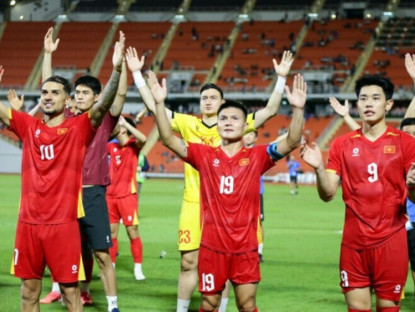Thể thao - Quang Hải và Đình Bắc chờ "phá lưới" Patrick Lê Giang sau danh hiệu AFF Cup