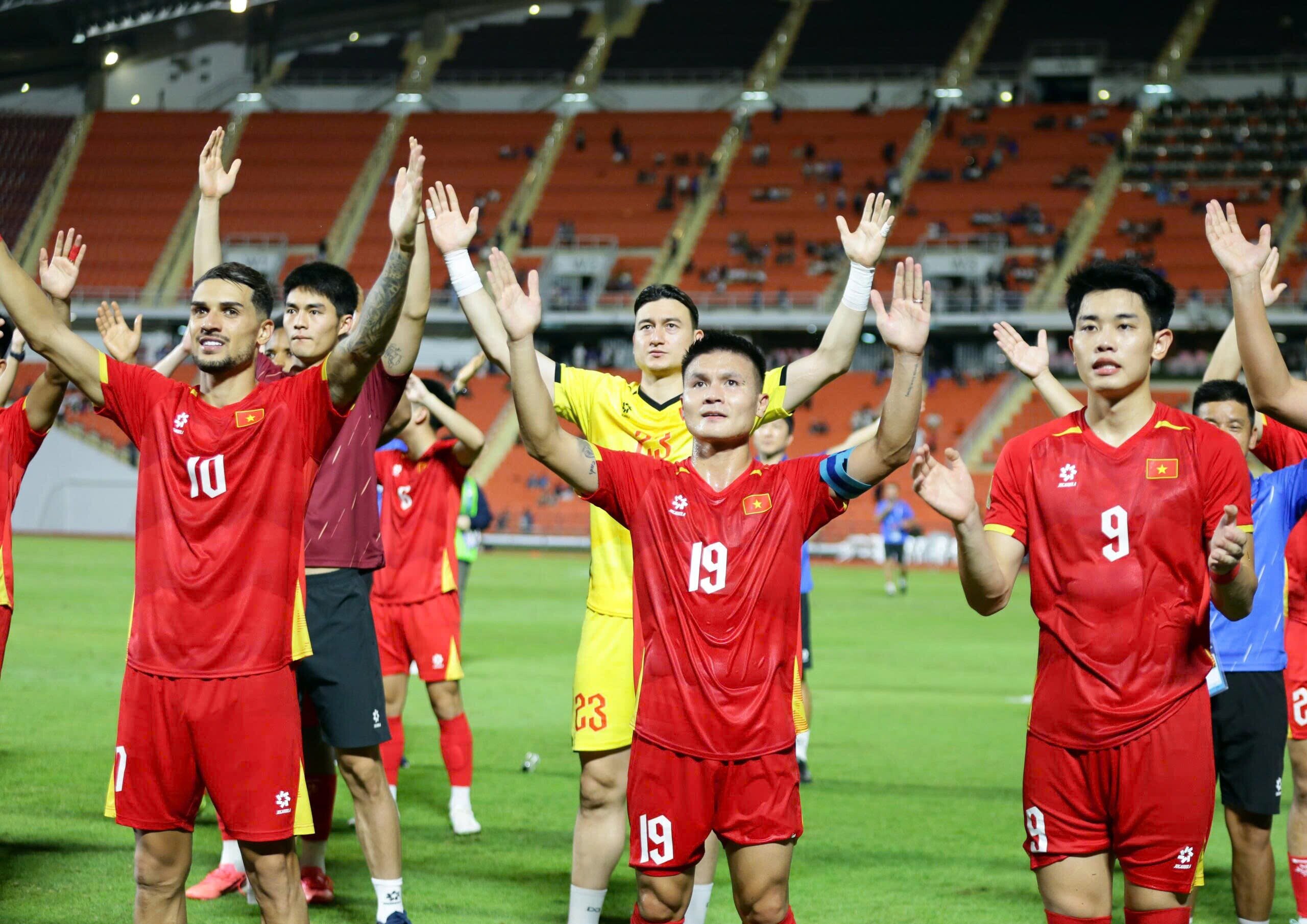 Quang Hải và Đình Bắc chờ "phá lưới" Patrick Lê Giang sau danh hiệu AFF Cup - 1