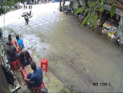 Giao thông - Clip: Các cụ đang "chiếu tướng" trên bàn cờ thì bị xe máy tông trúng
