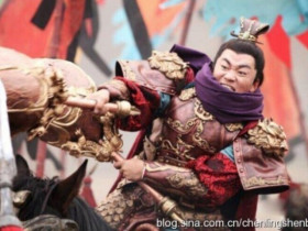 Cao thủ dùng chùy 800kg: Tay không xé đôi đối thủ, 1 trận diệt 1 triệu quân