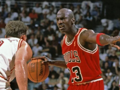 Thể thao - Sốc huyền thoại Michael Jordan bị tố "lừa đảo", hết thời chạm đâu cũng thành vàng?