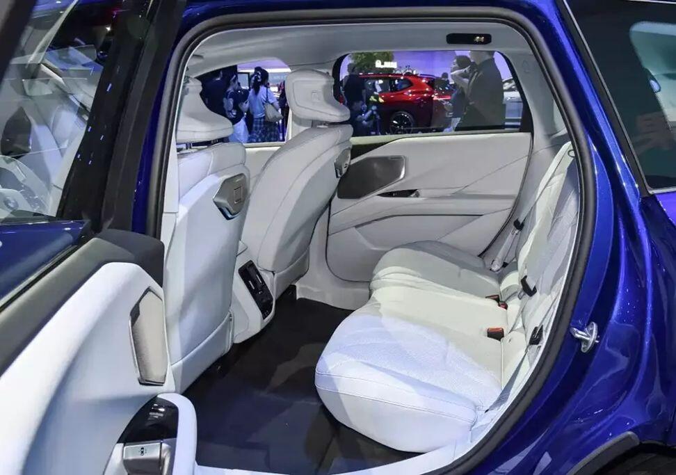BMW trình làng mẫu xe điện iX3 phiên bản kéo dài L - 5