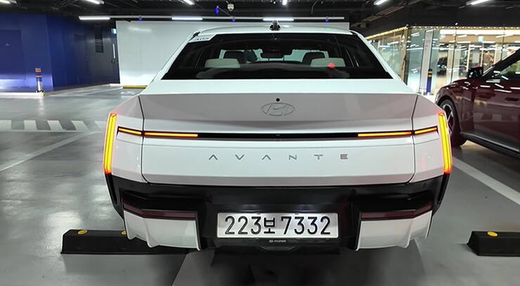 Ngắm Hyundai Elantra 2027 ngoài đời thực: Dáng mới cơ bắp, nội thất ngập công nghệ - 3