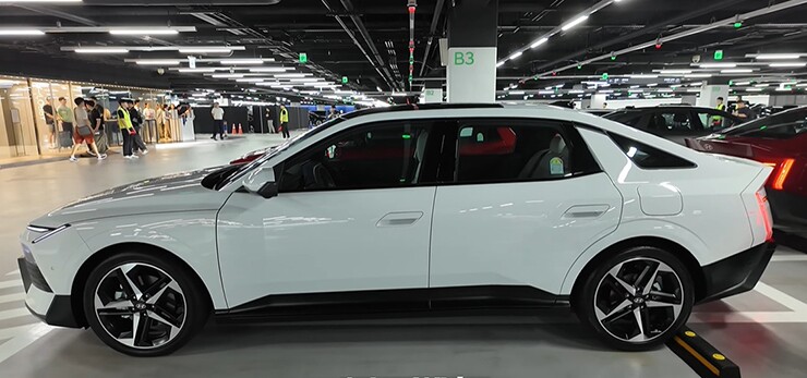 Ngắm Hyundai Elantra 2027 ngoài đời thực: Dáng mới cơ bắp, nội thất ngập công nghệ - 5