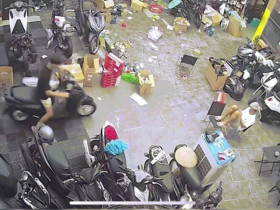 Clip: Hú hồn thanh niên thử phanh xe máy khiến bạn bay cả điện thoại