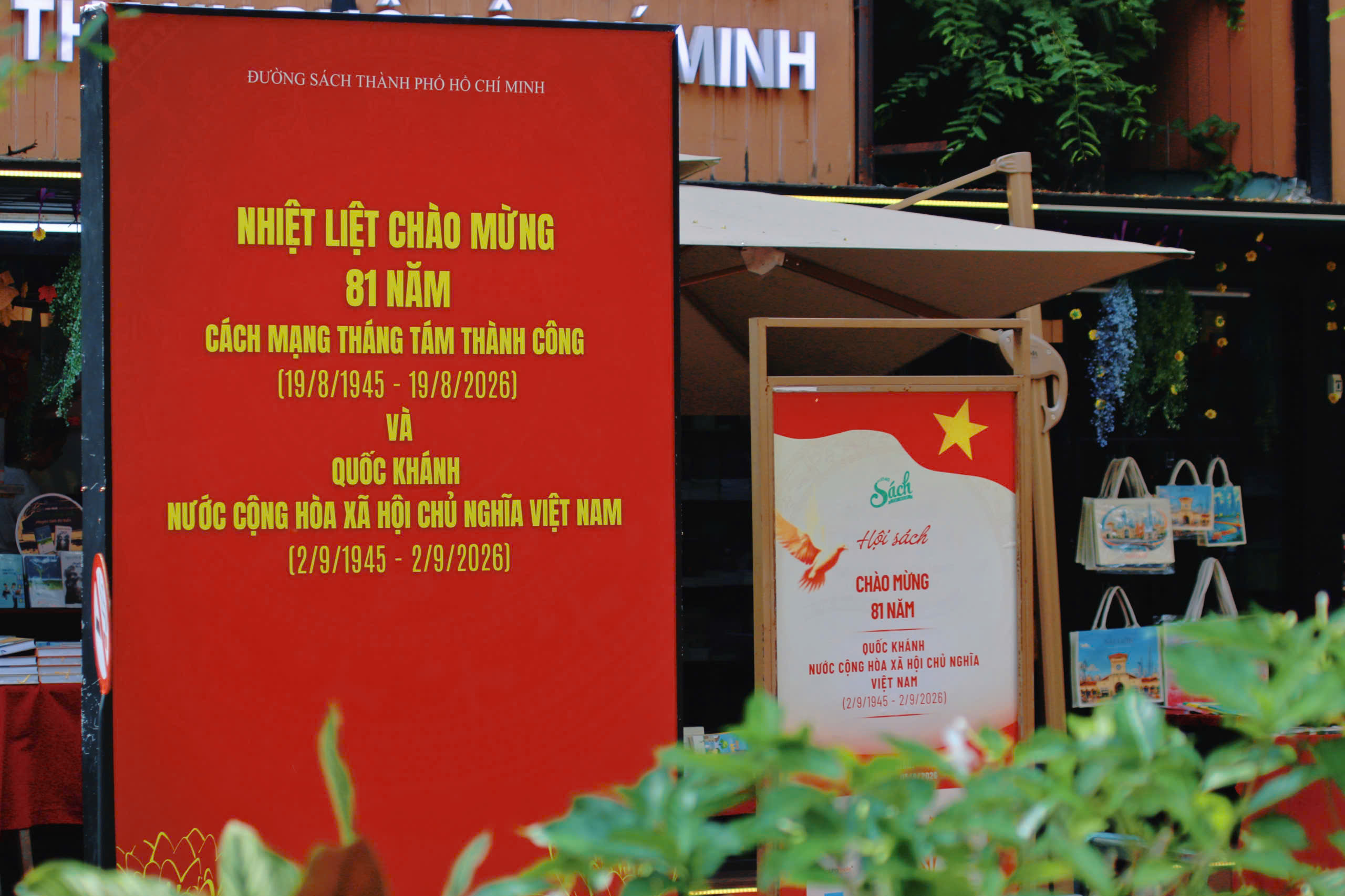 TP.HCM: Rực rỡ cờ hoa, nhộn nhịp khách du lịch dịp Quốc khánh 2/9 - 6