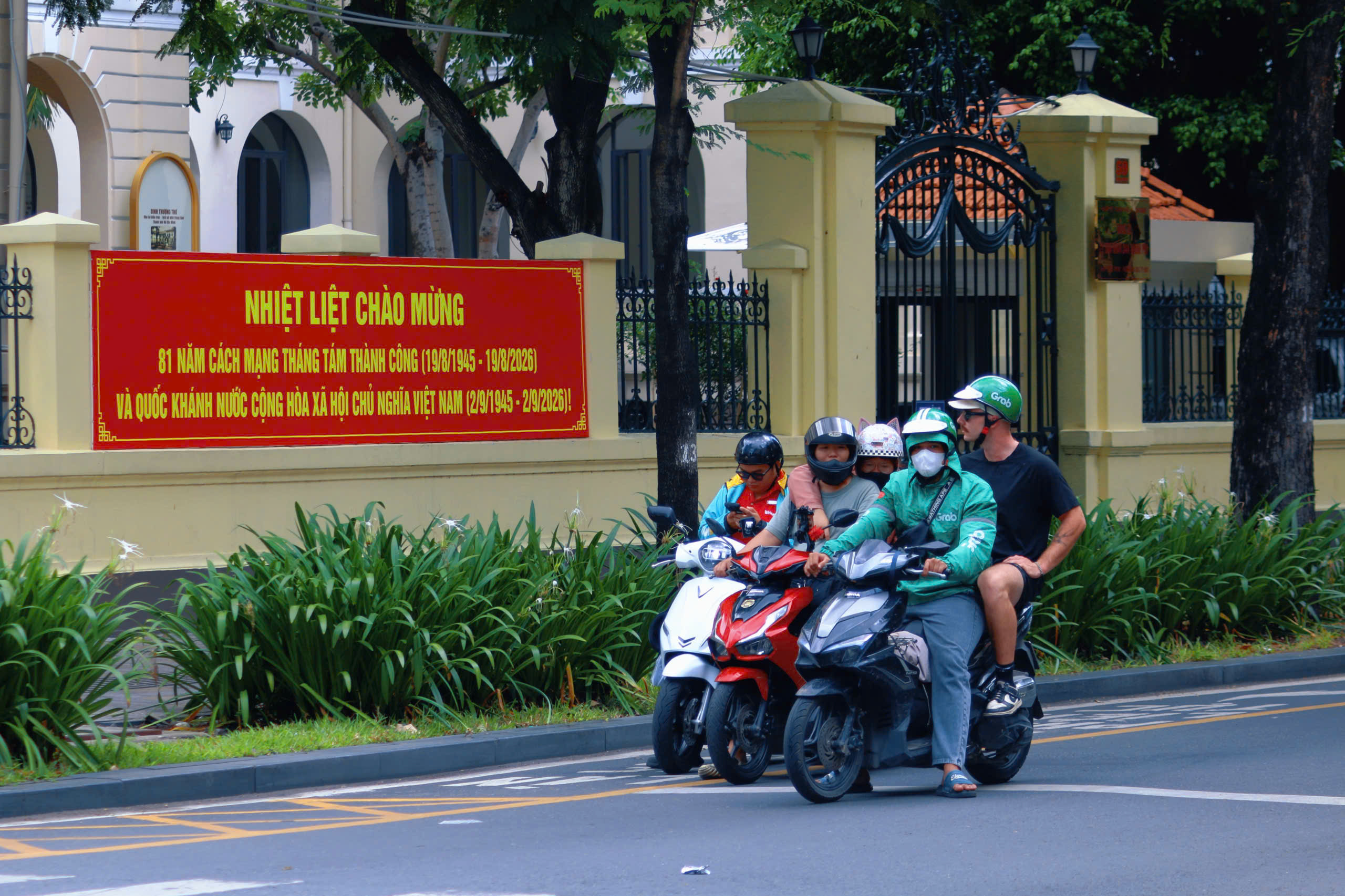 TP.HCM: Rực rỡ cờ hoa, nhộn nhịp khách du lịch dịp Quốc khánh 2/9 - 9