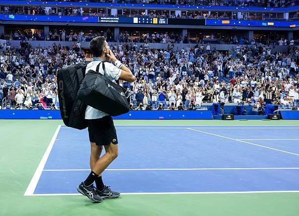 Djokovic bị loại sớm ở US Open: Kiệt sức vẫn không bỏ cuộc, vừa đấu vừa khóc - 4