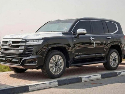 Giao thông - Chưa ra mắt tại Việt Nam, Toyota Land Cruiser Hybrid đã bị đội giá gần 1 tỷ đồng