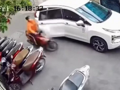 Giao thông - Clip: Mở cửa ô tô bất ngờ, thanh niên đi xe máy lĩnh trọn cú va chạm