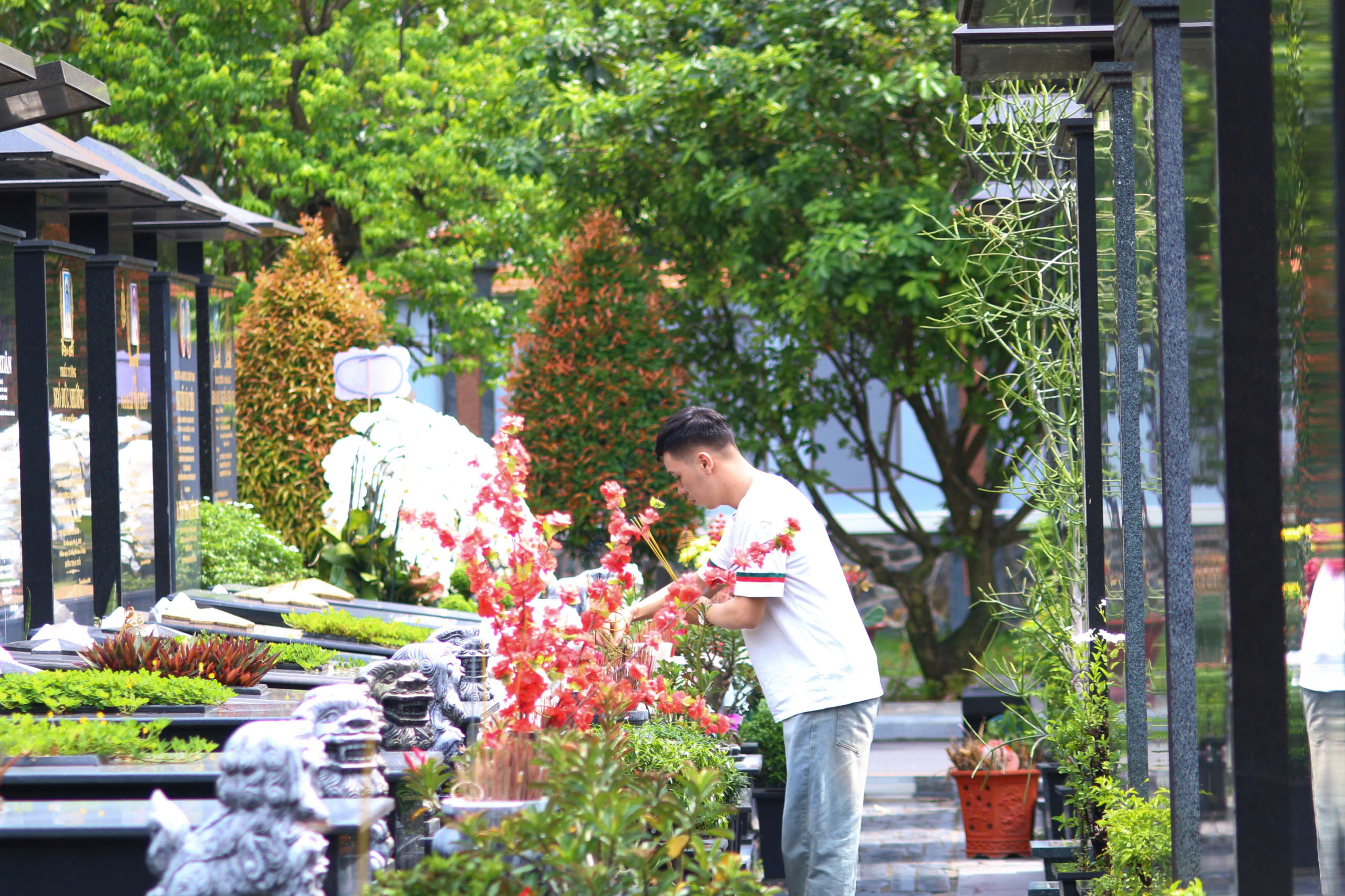 Nhiều người trẻ lựa chọn tưởng nhớ người có công tại Nghĩa trang TP.HCM - 1