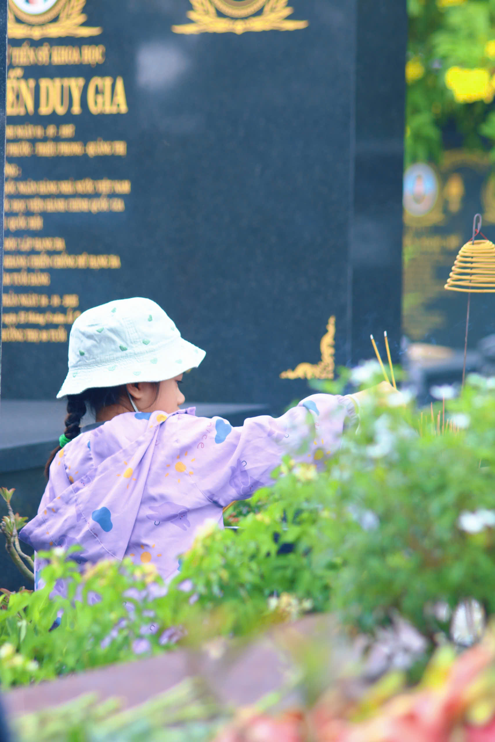 Nhiều người trẻ lựa chọn tưởng nhớ người có công tại Nghĩa trang TP.HCM - 5